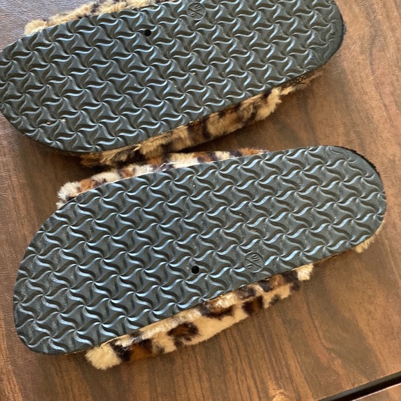 Time and Tru cheeta slide slippers - Picture 2 of 3
